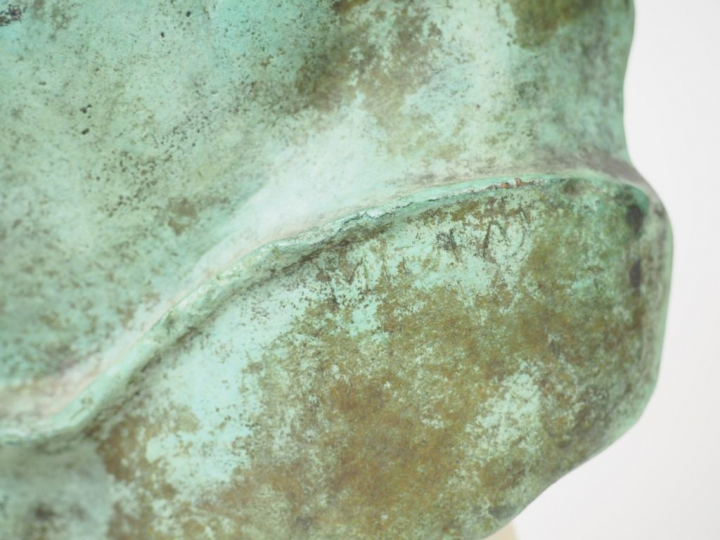 Igor MITORAJ "Persée" Sculpture en bronze à patine verte.  Socle en tr