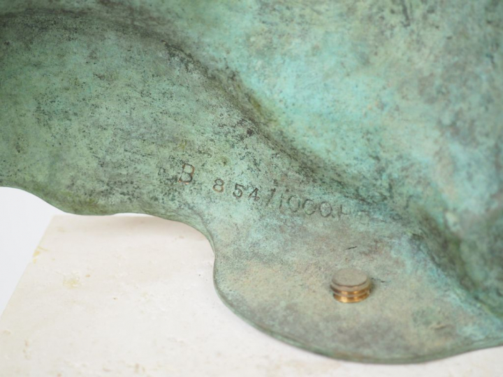 Igor MITORAJ "Persée" Sculpture en bronze à patine verte.  Socle en tr