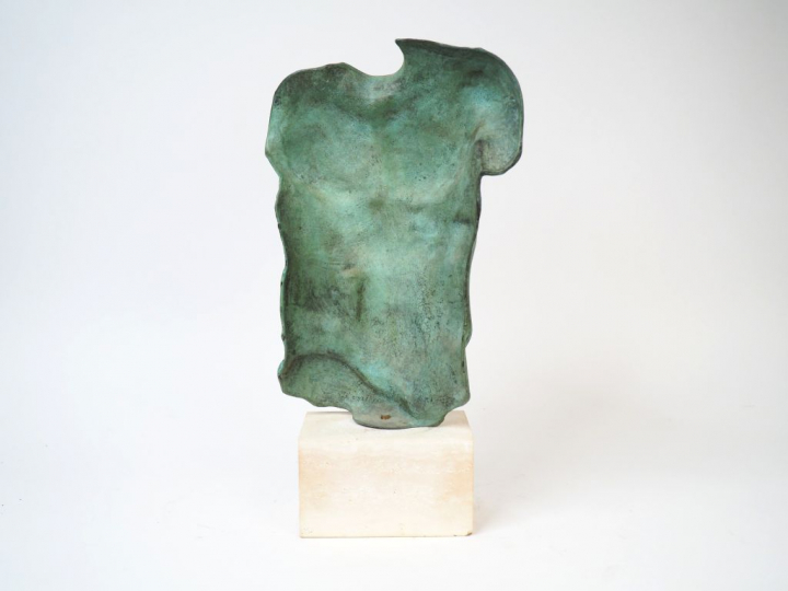 Igor MITORAJ "Persée" Sculpture en bronze à patine verte.  Socle en tr