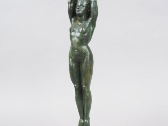 Vente aux enchères Ferdinand PARPAN "Jeune femme nue" Sculpture en bronze à patine verte.