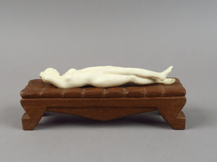 Ferdinand PARPAN "Femme allongée" Sculpture en ivoire.  Sur un socle e