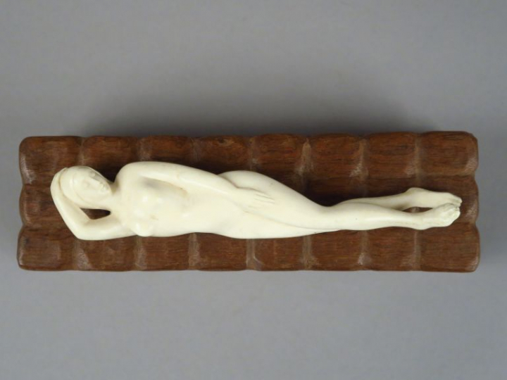 Ferdinand PARPAN "Femme allongée" Sculpture en ivoire.  Sur un socle e