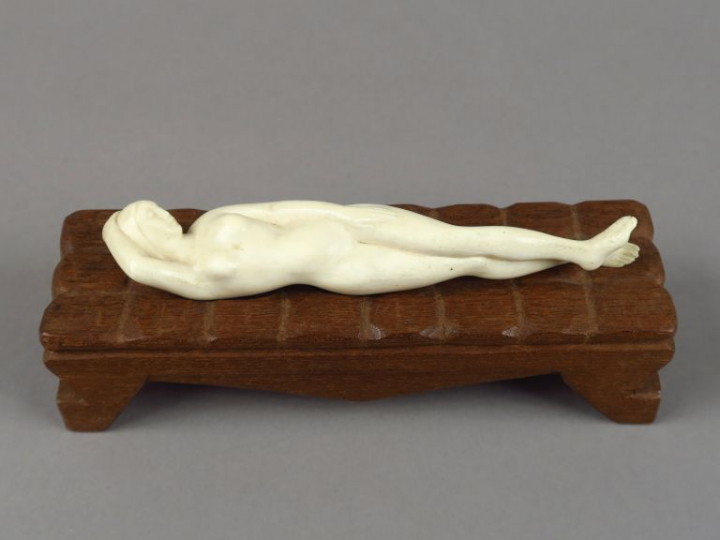 Ferdinand PARPAN "Femme allongée" Sculpture en ivoire.  Sur un socle e