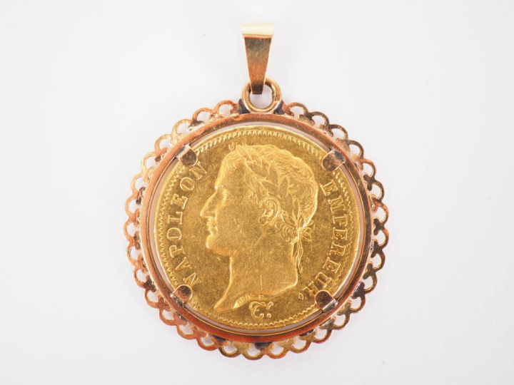 Pendentif en or jaune ornée d'une pièce de 40 francs or, 1810. Poids t