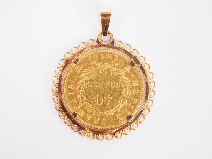 Pendentif en or jaune ornée d'une pièce de 40 francs or, 1810. Poids t