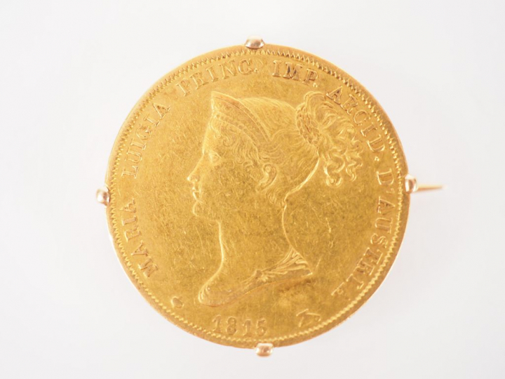 Broche en or jaune, ornée d’une pièce autrichienne, 1815. Poids. 14.73