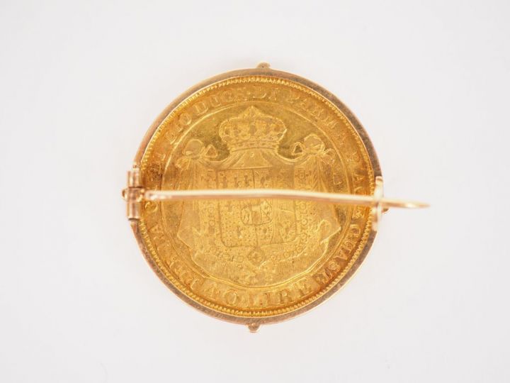 Broche en or jaune, ornée d’une pièce autrichienne, 1815. Poids. 14.73
