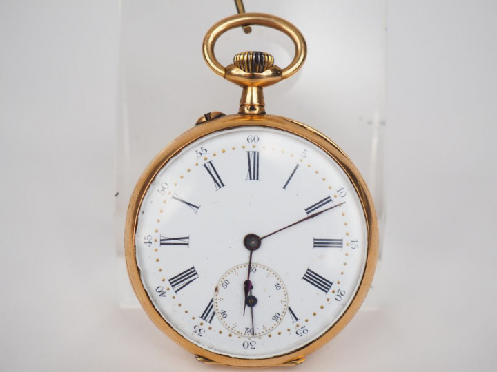 Montre de gousset en or jaune. Cadran émaillé blanc à chiffres arabes 