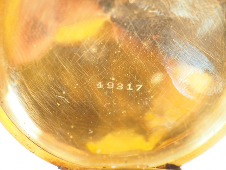 Montre de gousset en or jaune. Cadran émaillé blanc à chiffres arabes 