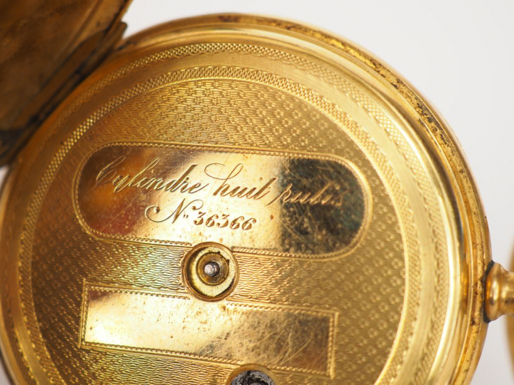 	Montre de gousset en or jaune.  Cadran émaillé blanc à chiffres arabe