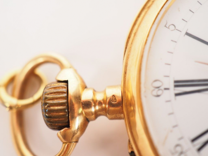 Montre de gousset en or jaune et giletière en or jaune. Cadran blanc à