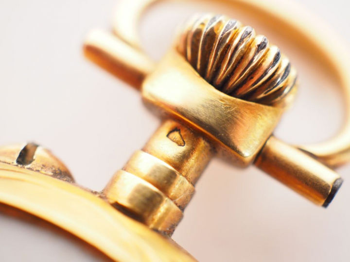 Montre de gousset en or jaune.  Cadran blanc à chiffres arabes pour le