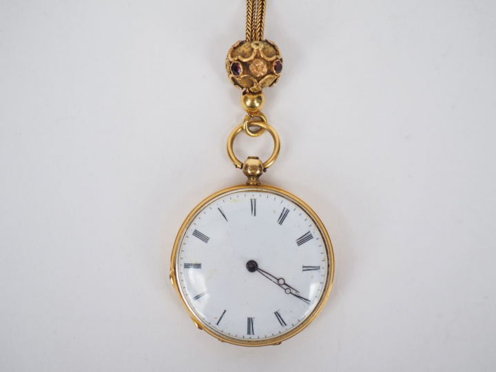 Montre de col et sa giletière en or jaune. Le revers à décor émaillé a
