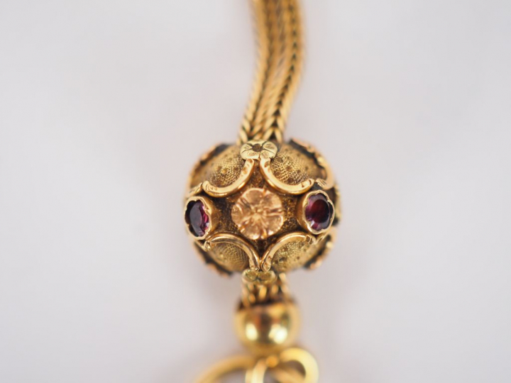 Montre de col et sa giletière en or jaune. Le revers à décor émaillé a