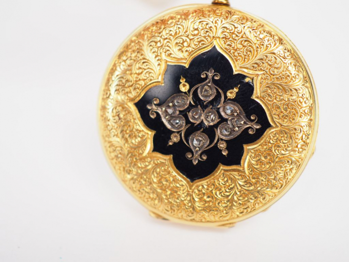 Montre de col et sa giletière en or jaune. Le revers à décor émaillé a