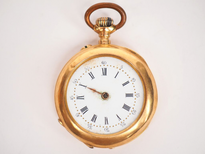 Montre de col en or jaune. Cadran blanc à chiffres arabes pour les min