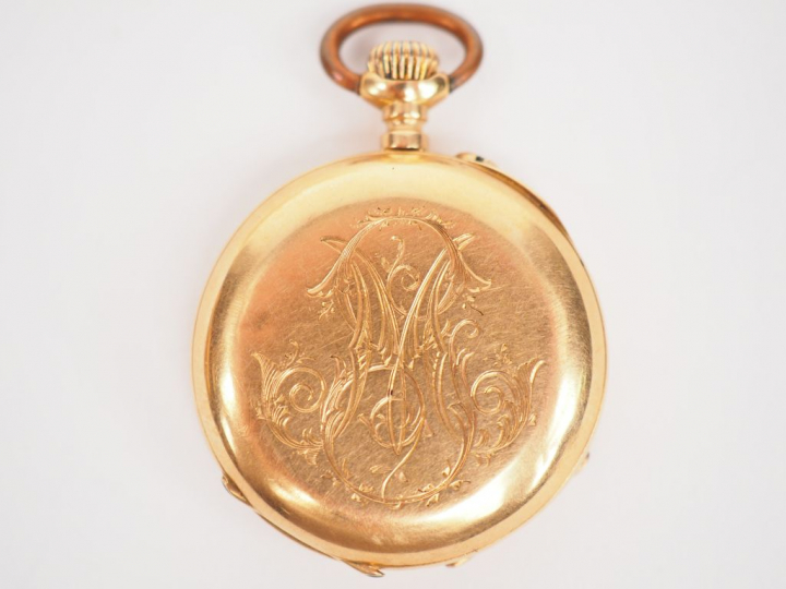 Montre de col en or jaune. Cadran blanc à chiffres arabes pour les min