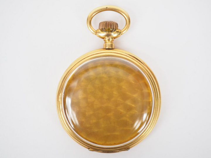 Etui de montre en or jaune. Le revers, à décor de fleurs.  Poids tel. 