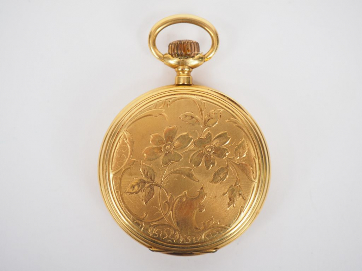 Etui de montre en or jaune. Le revers, à décor de fleurs.  Poids tel. 
