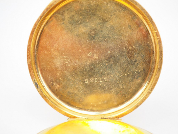 Etui de montre en or jaune. Le revers, à décor de fleurs.  Poids tel. 