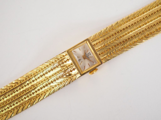 Vente aux enchères LEUBA LOUIS. Montre bracelet de dame, boitier et bracelet en or jaune.