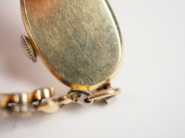 RUBEN. Montre bracelet de dame, boitier en or jaune 14K. Cadran sertie