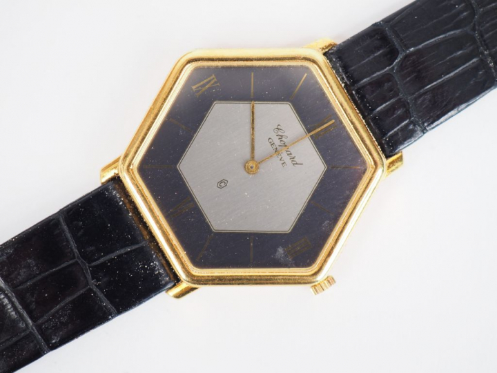 CHOPARD. Montre de dame, boitier de forme hexagonale en or jaune.  Bra