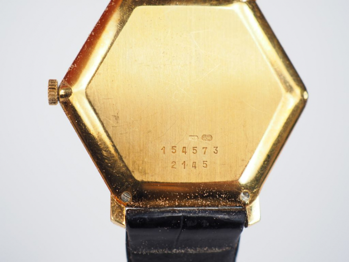 CHOPARD. Montre de dame, boitier de forme hexagonale en or jaune.  Bra