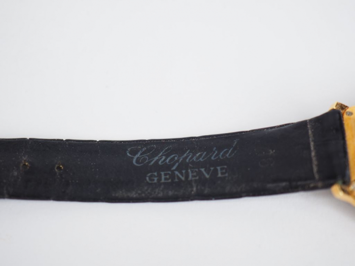 CHOPARD. Montre de dame, boitier de forme hexagonale en or jaune.  Bra