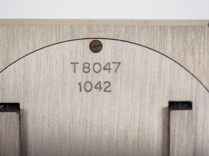 CHOPARD.  Petite pendulette de table en acier.  Cadran blanc à chiffre