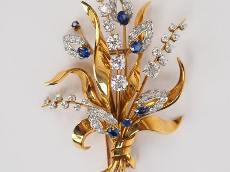 BOUCHERON à Paris. Broche gerbe en or jaune, diamants et saphirs. Dans