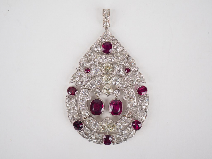 Important pendentif de style Art déco en platine, serti de diamants ta