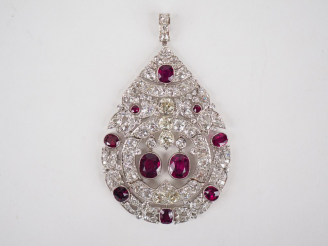 Vente aux enchères Important pendentif de style Art déco en platine, serti de diamants ta