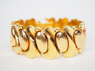 Vente aux enchères Bracelet articulé en or jaune.  Long. 18 cm  Poids. 55.44 g
