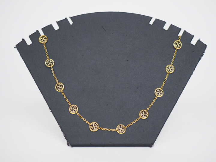 Chaine en or jaune, à décor de médaillons filigranés. Poids. 10.05 g