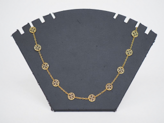 Vente aux enchères Chaine en or jaune, à décor de médaillons filigranés. Poids. 10.05 g