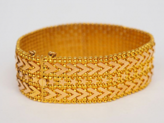 Vente aux enchères Bracelet manchette en or jaune, maille plate à décor d’étoiles et de m