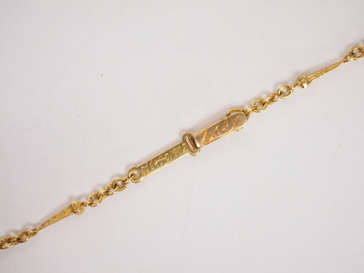 Collier en or jaune, à décor de clous.  Signé Dali.  Numéroté 101-1000