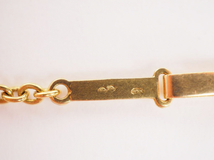 Collier en or jaune, à décor de clous.  Signé Dali.  Numéroté 101-1000