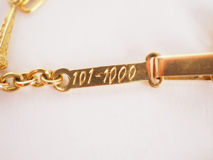 Collier en or jaune, à décor de clous.  Signé Dali.  Numéroté 101-1000