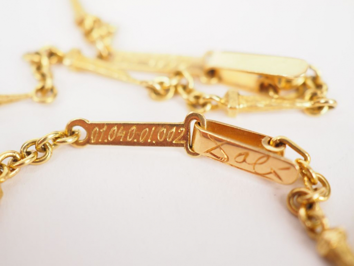 Collier en or jaune, à décor de clous.  Signé Dali.  Numéroté 101-1000