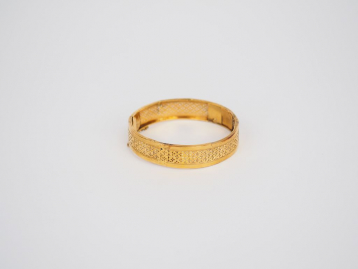 Bracelet rigide en or jaune, à décor ajouré.  Poids. 11,89 g (petits a