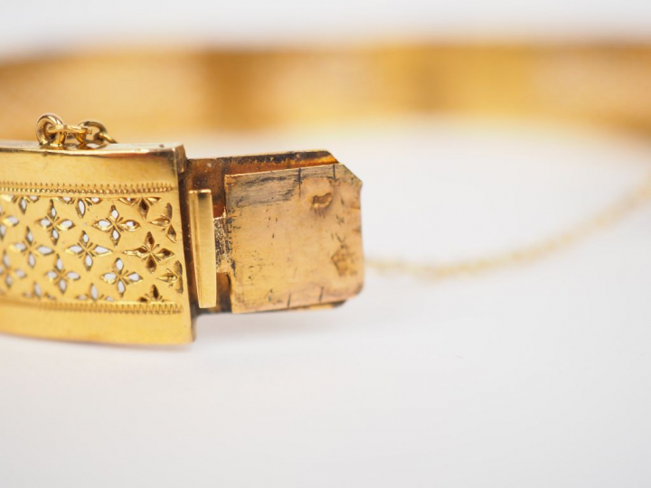 Bracelet rigide en or jaune, à décor ajouré.  Poids. 11,89 g (petits a