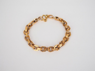 Vente aux enchères Bracelet articulé en or jaune, maillons en forme de fer à cheval et ma