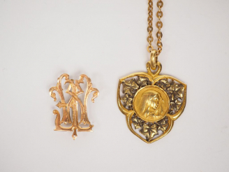Vente aux enchères Médaille de baptême en or jaune, à décor ajouré de pampres et une chai