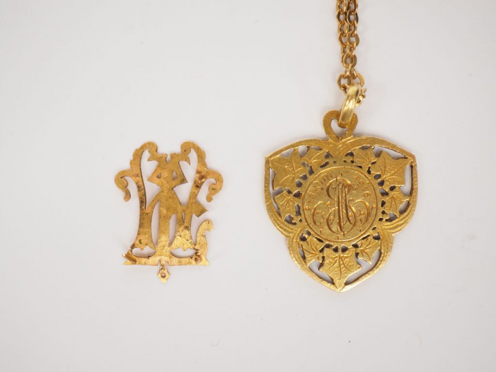 Médaille de baptême en or jaune, à décor ajouré de pampres et une chai