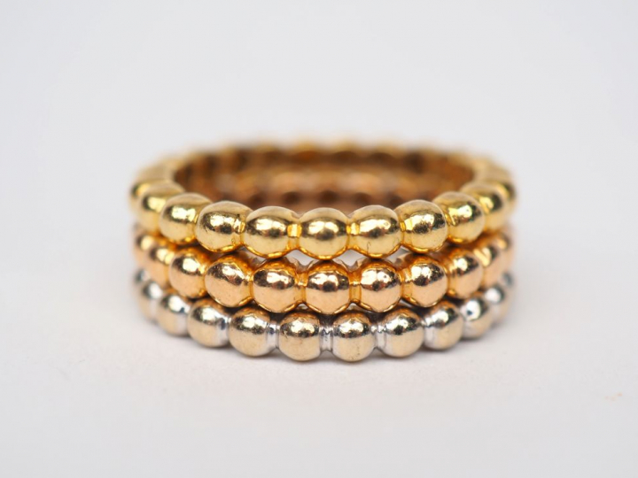 Ensemble comprenant trois bagues trois tons d'or à motif de rang de pe