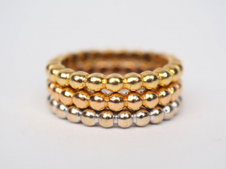 Vente aux enchères Ensemble comprenant trois bagues trois tons d'or à motif de rang de pe