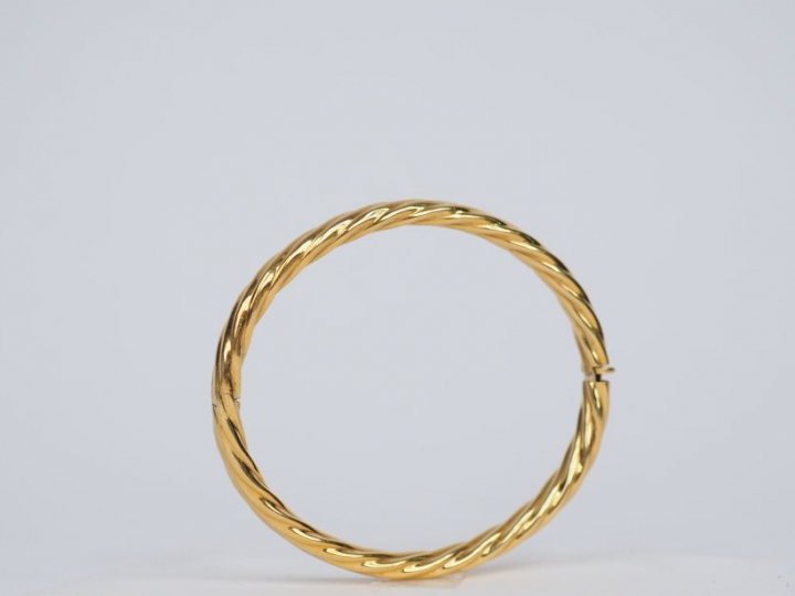 Bracelet jonc torsadé en or jaune. Poids. 14,45 g