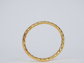 Vente aux enchères Bracelet jonc torsadé en or jaune. Poids. 14,45 g